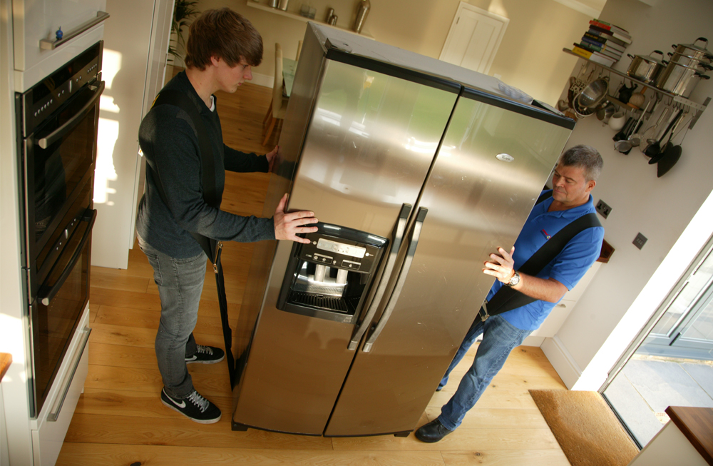 Почему в домашние холодильники рекомендуют помещать. Огромный холодильник. Грузчик с холодильником. Перевоз холодильника. Бытовые холодильники.